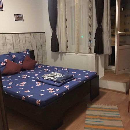 Апартаменти Apartament Anca Тиргу-Окна Екстер'єр фото