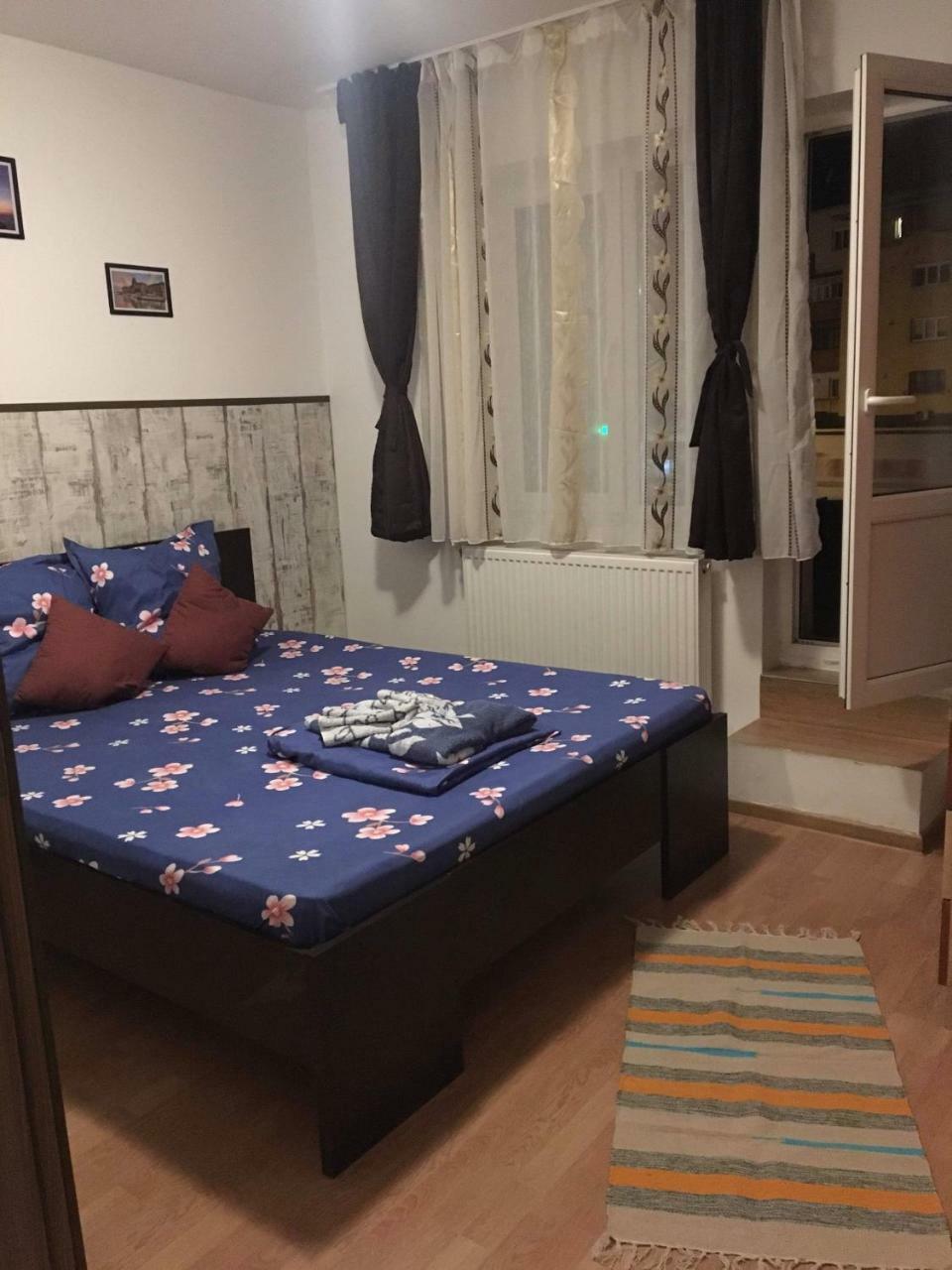 Апартаменти Apartament Anca Тиргу-Окна Екстер'єр фото