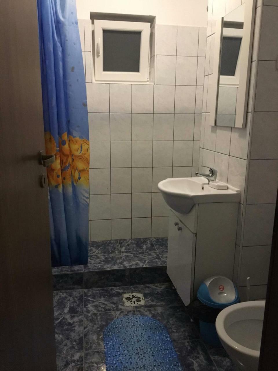 Апартаменти Apartament Anca Тиргу-Окна Екстер'єр фото